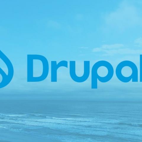 Logo de Drupal 9 con el mar de fondo